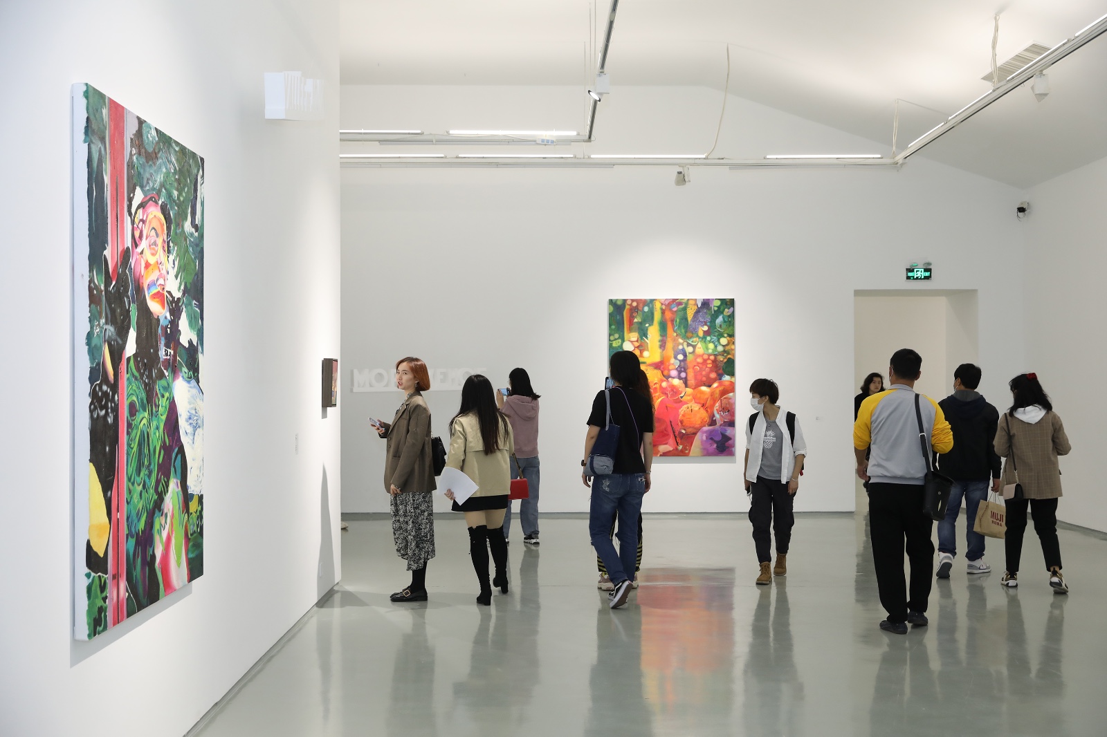 展览开幕现场:观众观展.jpg