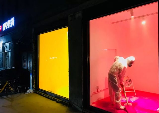 13开幕前夜,艺术家刘耀华在纹身店实验艺术空间进行作品调试工作.jpg 13开幕前夜,艺术家刘耀华在纹身店实验艺术空间进行作品调试工作.jpg
