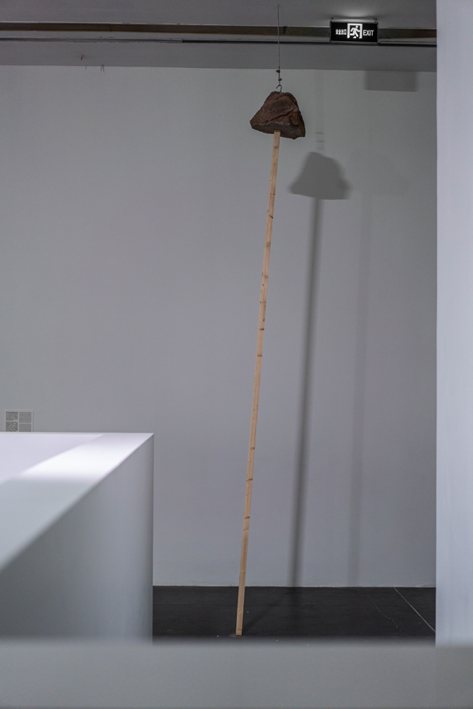 07廖斐，《重力雕塑No.3》，2016岩石、木方、钢丝，尺寸可变1