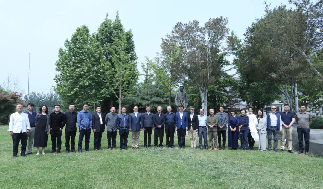 图9 与会嘉宾在中央美术学院文化广场徐悲鸿雕像前合影.jpg 图9 与会嘉宾在中央美术学院文化广场徐悲鸿雕像前合影.jpg