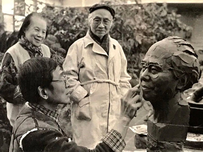 司徒兆光为吴作人先生塑像，图为司徒兆光与吴作人、萧淑芳夫妇合影（翁乃强先生拍摄）